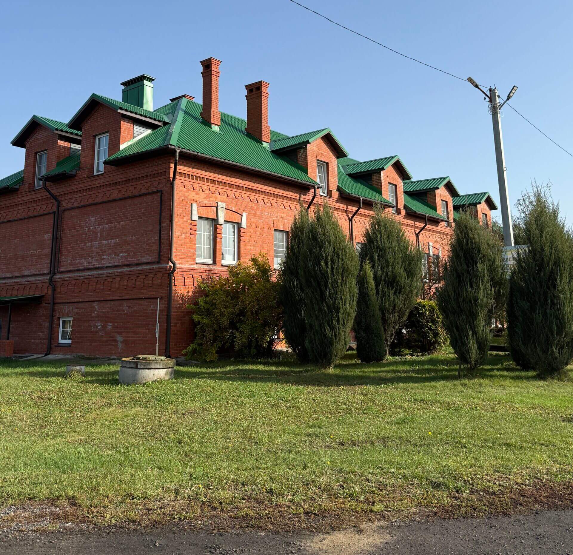 Проживанием в корпусах в тихом  деревенском месте